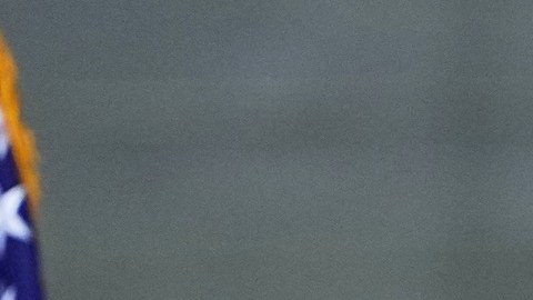 Kelly Loeffler, administradora de SBA, enfrenta críticas por prohibir créditos a empresas de inmigrantes.