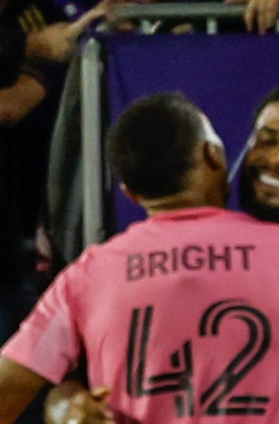 Lionel Messi (c) celebra uno de los goles que marcó en el Exploria Stadium.