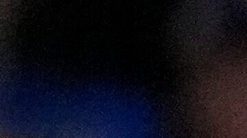 Sam Antonacci, de la selección de Italia, se lanza para anotar luego del lanzamiento descontrolado del pitcher Brad Keller (der.), de Estados Unidos, en la sexta entrada.