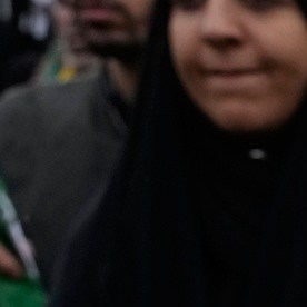 Manifestantes portan carteles del líder supremo iraní, el ayatolá Mojtaba Jamenei.