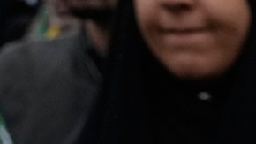 Manifestantes portan carteles del líder supremo iraní, el ayatolá Mojtaba Jamenei.