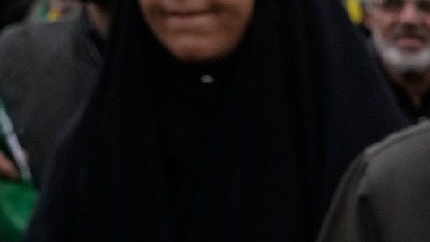 Manifestantes portan carteles del líder supremo iraní, el ayatolá Mojtaba Jamenei.