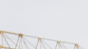 Raphinha celebra con un salto su hat-trick contra el Sevilla.