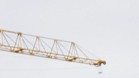 Raphinha celebra con un salto su hat-trick contra el Sevilla.