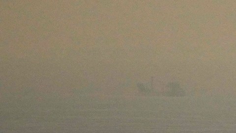 Buques de carga navegan por el Golfo Pérsico en dirección al estrecho de Ormuz, en los Emiratos Árabes Unidos, el jueves 19 de marzo de 2026.