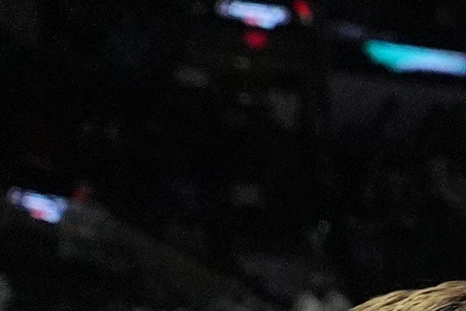 Victor Wembanyama, estrella francesa de los Spurs, celebra con sus compañeros tras derrotar a Phoenix y avanzar a los playoffs de la NBA. En las tribunas, un mensaje racista de una fan se convirtió en video viral.