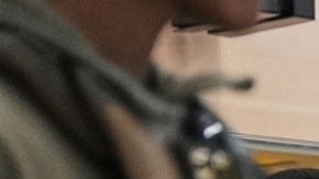 Agentes federales de inmigración son vistos en el Aeropuerto Internacional Newark Liberty, en Newark, Nueva Jersey.