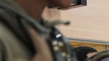 Agentes federales de inmigración son vistos en el Aeropuerto Internacional Newark Liberty, en Newark, Nueva Jersey.