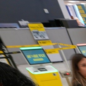El despliegue de agentes de ICE en aeropuertos ha desatado polémica.