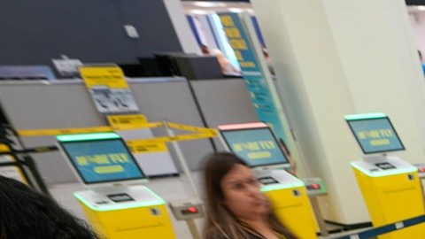 El despliegue de agentes de ICE en aeropuertos ha desatado polémica.