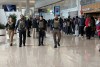 Al igual que enviar agentes de ICE a aeropuertos, exasesor de Trump sugiere mandarlos a centros de votación.