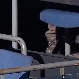 Steve Garvey y Jaime Jarrín, dos leyendas de los Dodgers, develan el pendón de campeones de la Serie Mundial de 2025 durante la ceremonia inaugural de la campaña 2026 en Los Ángeles.