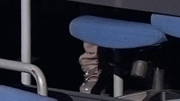 Steve Garvey y Jaime Jarrín, dos leyendas de los Dodgers, develan el pendón de campeones de la Serie Mundial de 2025 durante la ceremonia inaugural de la campaña 2026 en Los Ángeles.