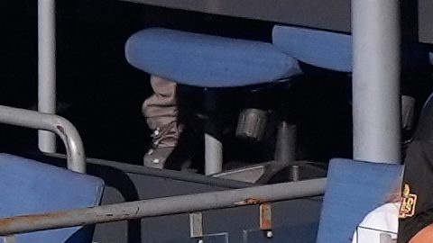 Steve Garvey y Jaime Jarrín, dos leyendas de los Dodgers, develan el pendón de campeones de la Serie Mundial de 2025 durante la ceremonia inaugural de la campaña 2026 en Los Ángeles.