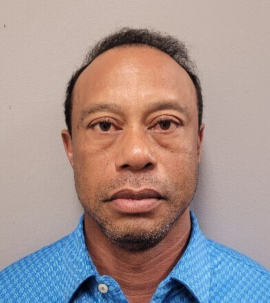 Esta foto proporcionada por la oficina policial del condado de Martin (Florida) muestra a Tiger Woods tras su arresto el viernes 27 de marzo de 2026.
