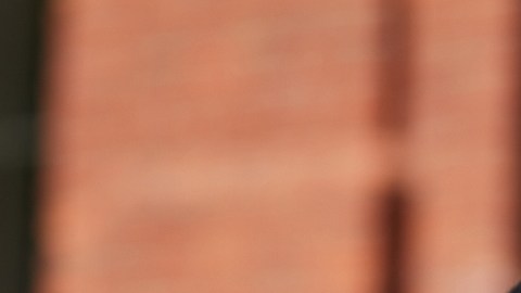 Estudio revela que adolescentes revisan sus teléfonos inteligentes más de 140 veces durante jornada escolar