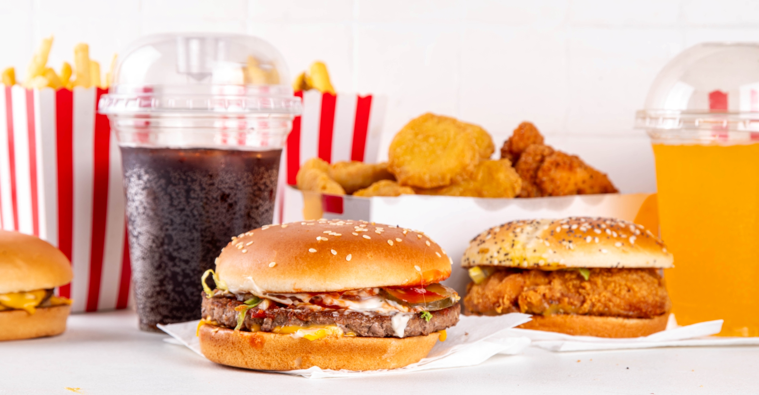 Alimentos ultraprocesados adoptan tácticas de la industria del tabaco, ¿son tan o más dañinos?