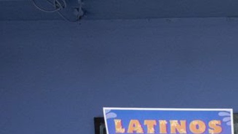 La alcaldesa Karen Bass (al frente, tercera, de izq. a der.) recibe el respaldo de líderes latinos en su campaña de reelección.