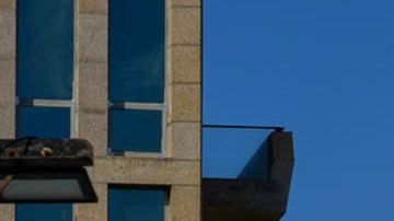 Banderas de Cuba y Estados Unidos hondean en La habana