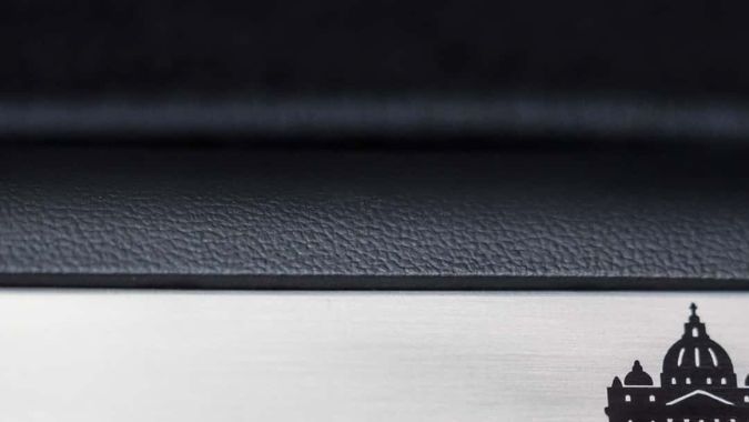 Detalles específicos de la Ford Explorer Platinum Hybrid 2026 Papa León XIV