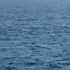 ARCHIVO - En esta fotografía publicada por el ejército iraní el 25 de agosto de 2020, un dron es lanzado de un buque de guerra en un ejercicio militar en Irán. (Ejército iraní vía AP)