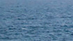 ARCHIVO - En esta fotografía publicada por el ejército iraní el 25 de agosto de 2020, un dron es lanzado de un buque de guerra en un ejercicio militar en Irán. (Ejército iraní vía AP)