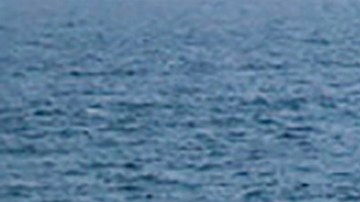 ARCHIVO - En esta fotografía publicada por el ejército iraní el 25 de agosto de 2020, un dron es lanzado de un buque de guerra en un ejercicio militar en Irán. (Ejército iraní vía AP)