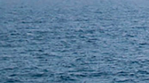 ARCHIVO - En esta fotografía publicada por el ejército iraní el 25 de agosto de 2020, un dron es lanzado de un buque de guerra en un ejercicio militar en Irán. (Ejército iraní vía AP)