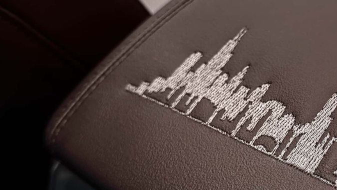 Edición esoecial de la Ford Explorer Platinum Hybrid 2026 Papa León XIV