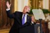 El presidente Donald Trump habla sobre la construcción del nuevo salón de baile antes de la ceremonia de la Medalla de Honor.