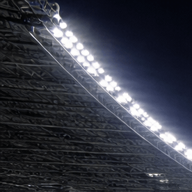Estadio de fútbol vacío iluminado durante la noche preparado para un torneo internacional