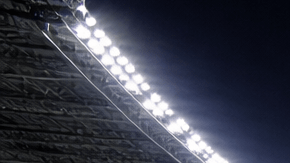 Estadio de fútbol vacío iluminado durante la noche preparado para un torneo internacional