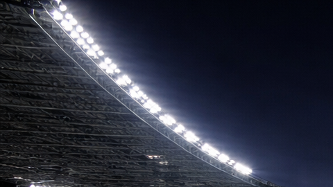 Estadio de fútbol vacío iluminado durante la noche preparado para un torneo internacional