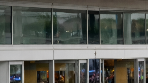 Pasajeros evacuados frente a la terminal del Aeropuerto de Kansas City mientras policías y patrullas responden a una amenaza de seguridad