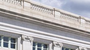 Un manifestante muestra una bandera en una protesta en Washington.