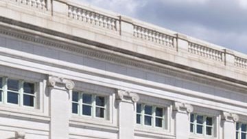 Un manifestante muestra una bandera en una protesta en Washington.