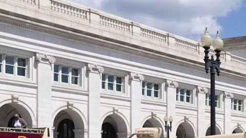 Un manifestante muestra una bandera en una protesta en Washington.
