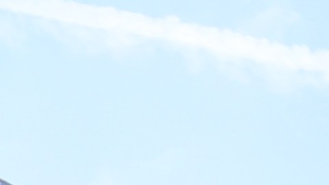 Angelinos protestan afuera de las oficinas del LAPD.