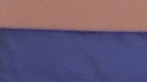 El fiscal Nathan Hochmann, Maxxy López y el fiscal adjunto Paul Thompson durante la entrega del Premio al Valor a ciudadanos ordinarios que han cooperado con las autoridades para resolver crímenes.