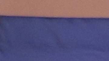 El fiscal Nathan Hochmann, Maxxy López y el fiscal adjunto Paul Thompson durante la entrega del Premio al Valor a ciudadanos ordinarios que han cooperado con las autoridades para resolver crímenes.