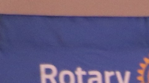 El fiscal Nathan Hochmann, Maxxy López y el fiscal adjunto Paul Thompson durante la entrega del Premio al Valor a ciudadanos ordinarios que han cooperado con las autoridades para resolver crímenes.