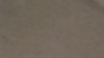 María Cruz posa junto a su hijo Jesús Javier Gómez Islas frente a una pared de azulejos.