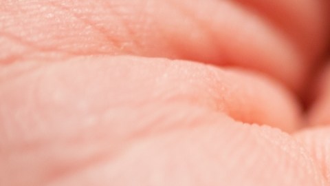 Retiran casi 90,000 frascos de ibuprofeno infantil: ¿qué hacer si tu hijo lo ha consumido?