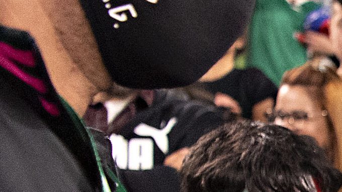 Flores jugó tres partidos con la selección mayor de México.