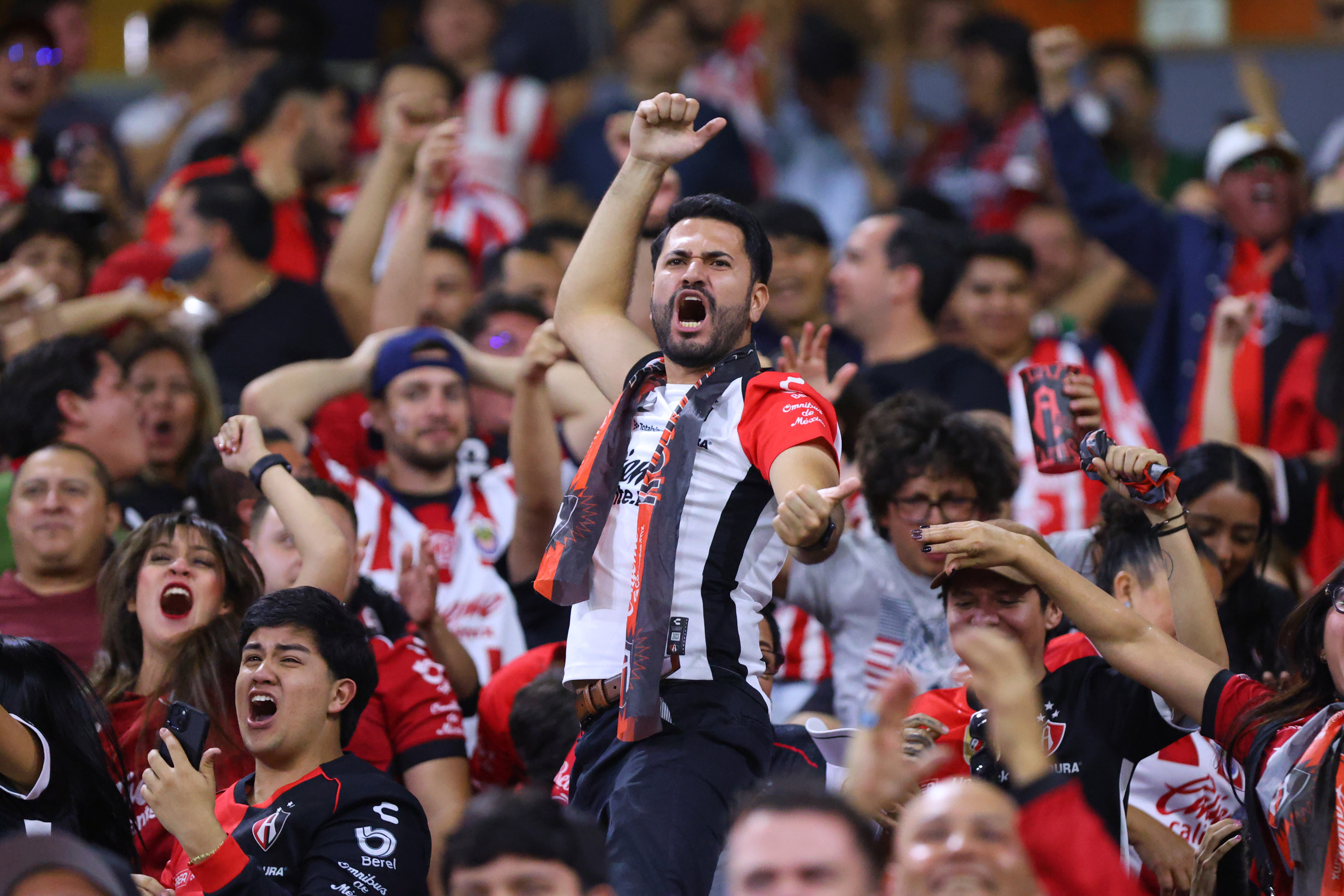 Violencia en el Clásico Tapatío: pelea entre aficionados de Atlas y ...