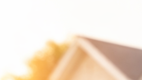 Familia latina celebrando la compra de su primera casa frente a una vivienda en Estados Unidos