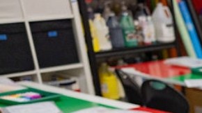 Estudiantes de la escuela KIPP Endeavor College Prep muestran sus obras de arte.