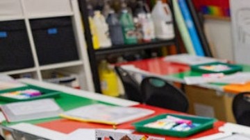 Estudiantes de la escuela KIPP Endeavor College Prep muestran sus obras de arte.