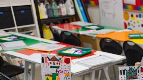 Estudiantes de la escuela KIPP Endeavor College Prep muestran sus obras de arte.
