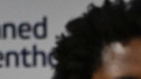 La congresista texana Sylvia García habla durante una conferencia de prensa.